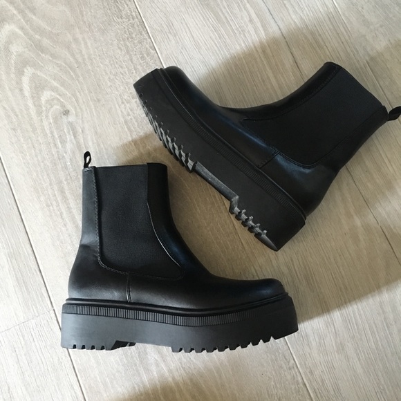 Platform minimal Chelsea boots